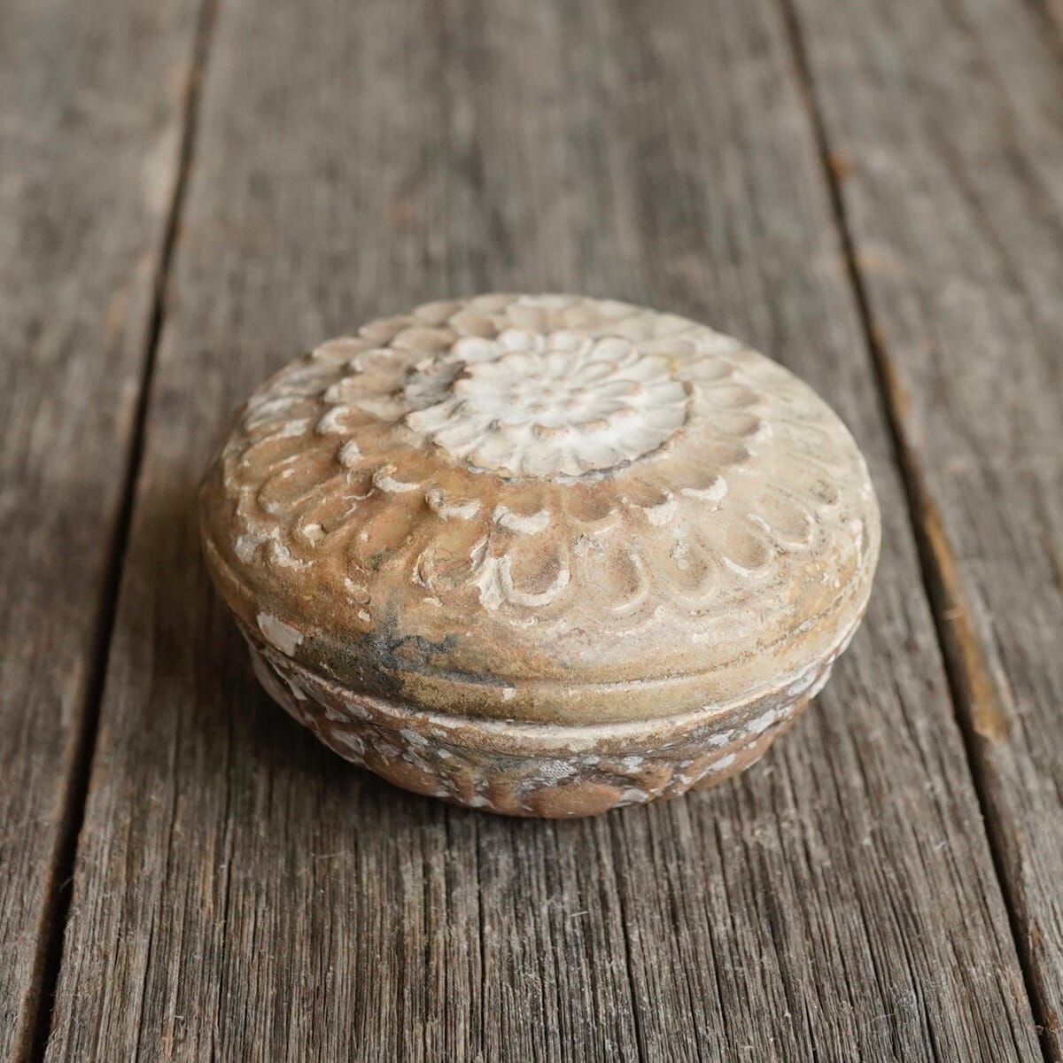 Bin Thuan shipwreck 'flower' box, early 17th century