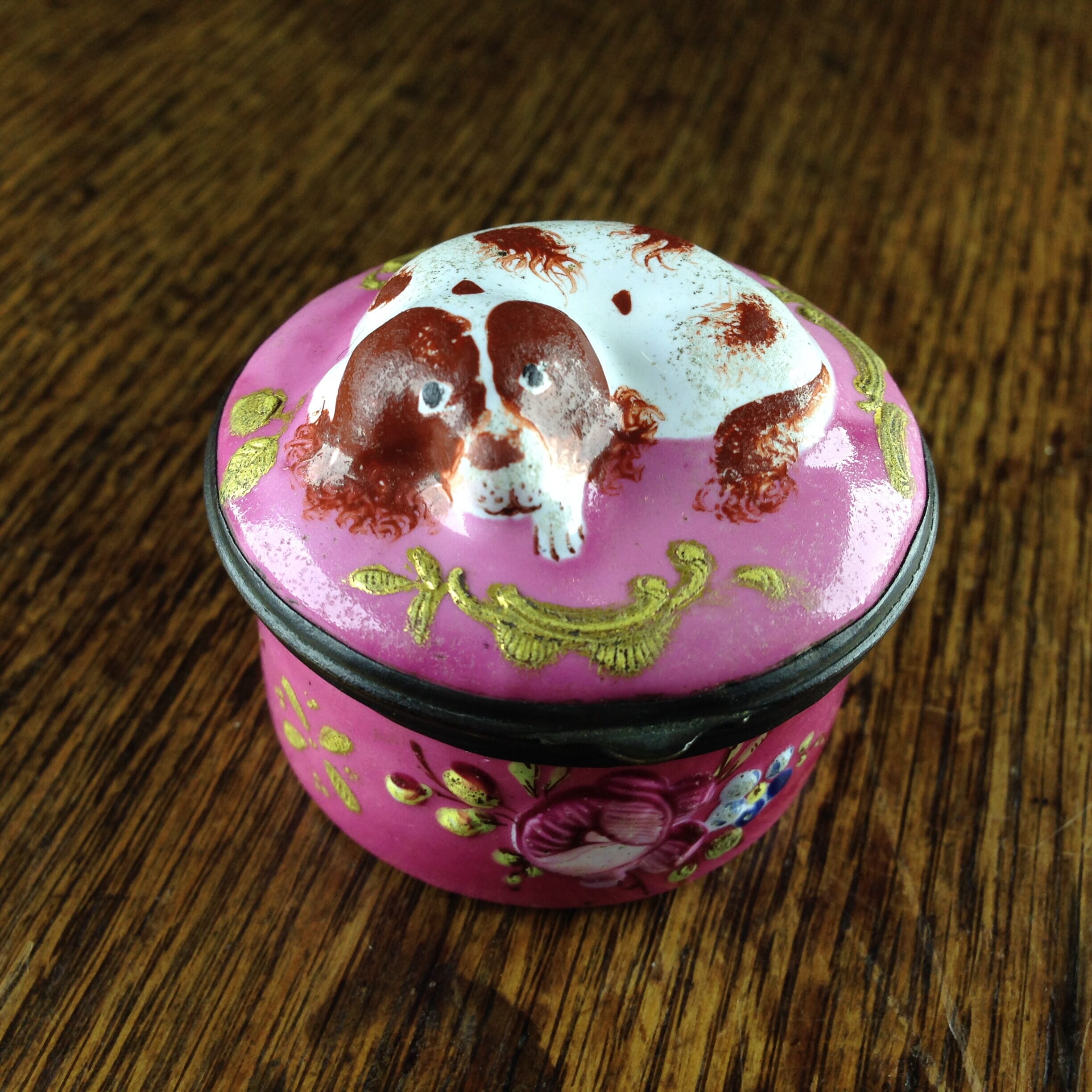 English enamel spaniel patch box, circa 1770. -0