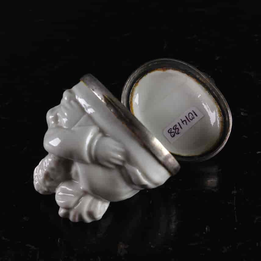 Italian porcelain snuff box, att. Doccia, embracing couple, c. 1780 -3271