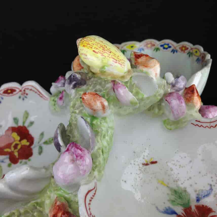 Bow triple sweetmeat, kakiemon dec & encrusted with shells, C. 1760 -3305