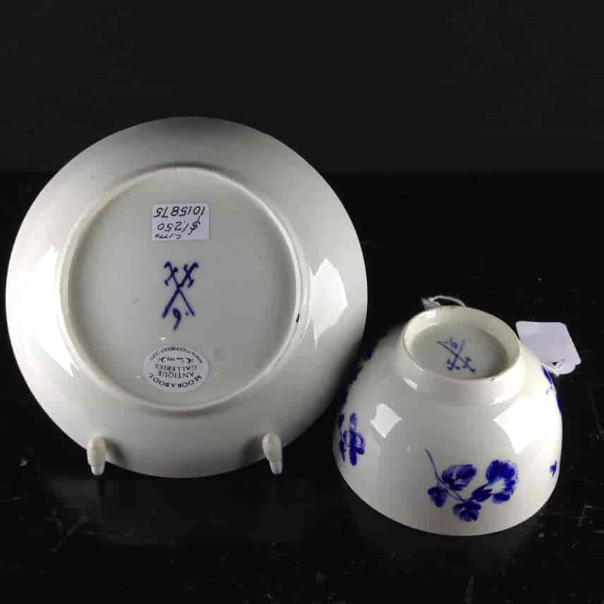 Worcester cup and saucer, dry blue flowers, c.1770 -3370