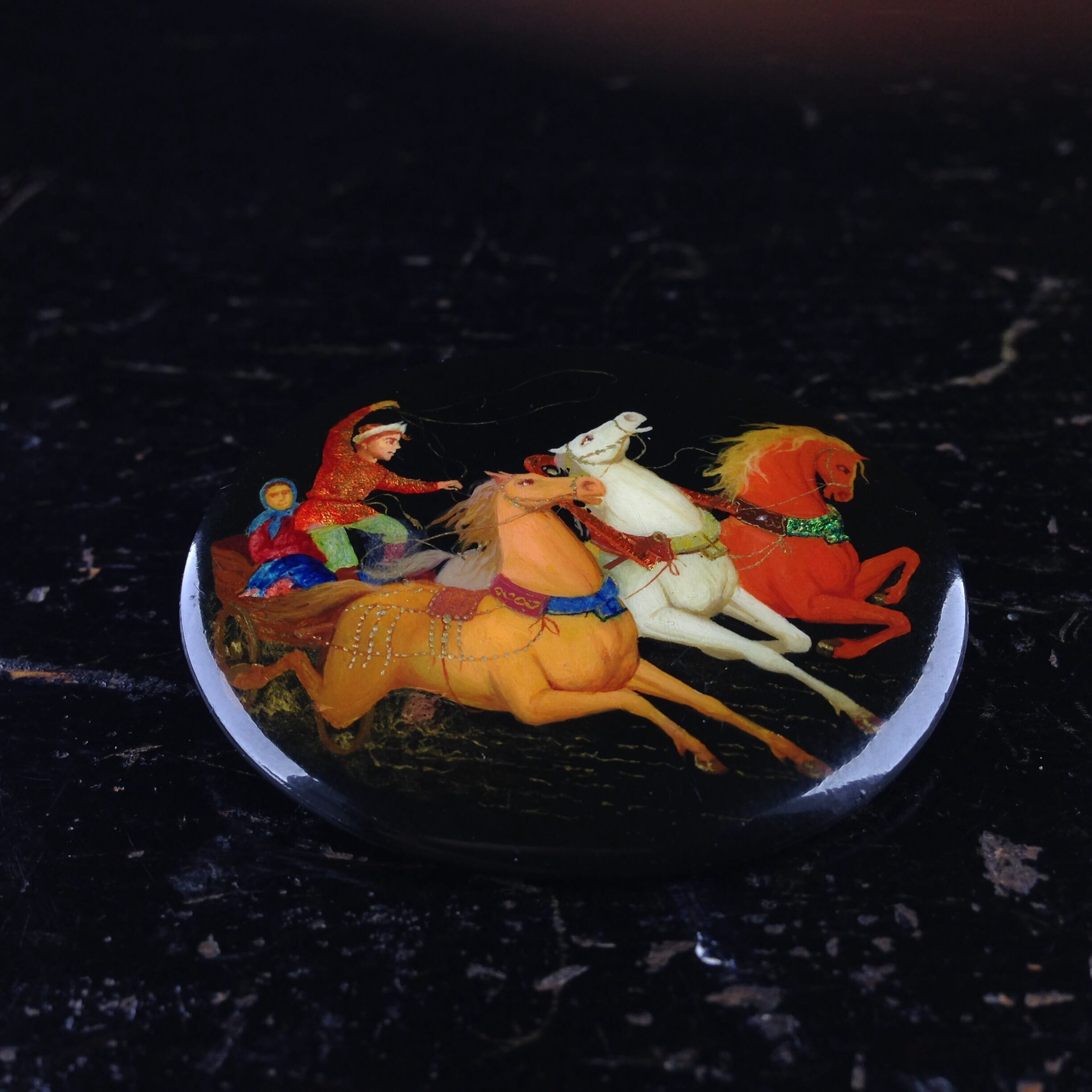 Russian lacquer brooch, troika scene, 20th century -0