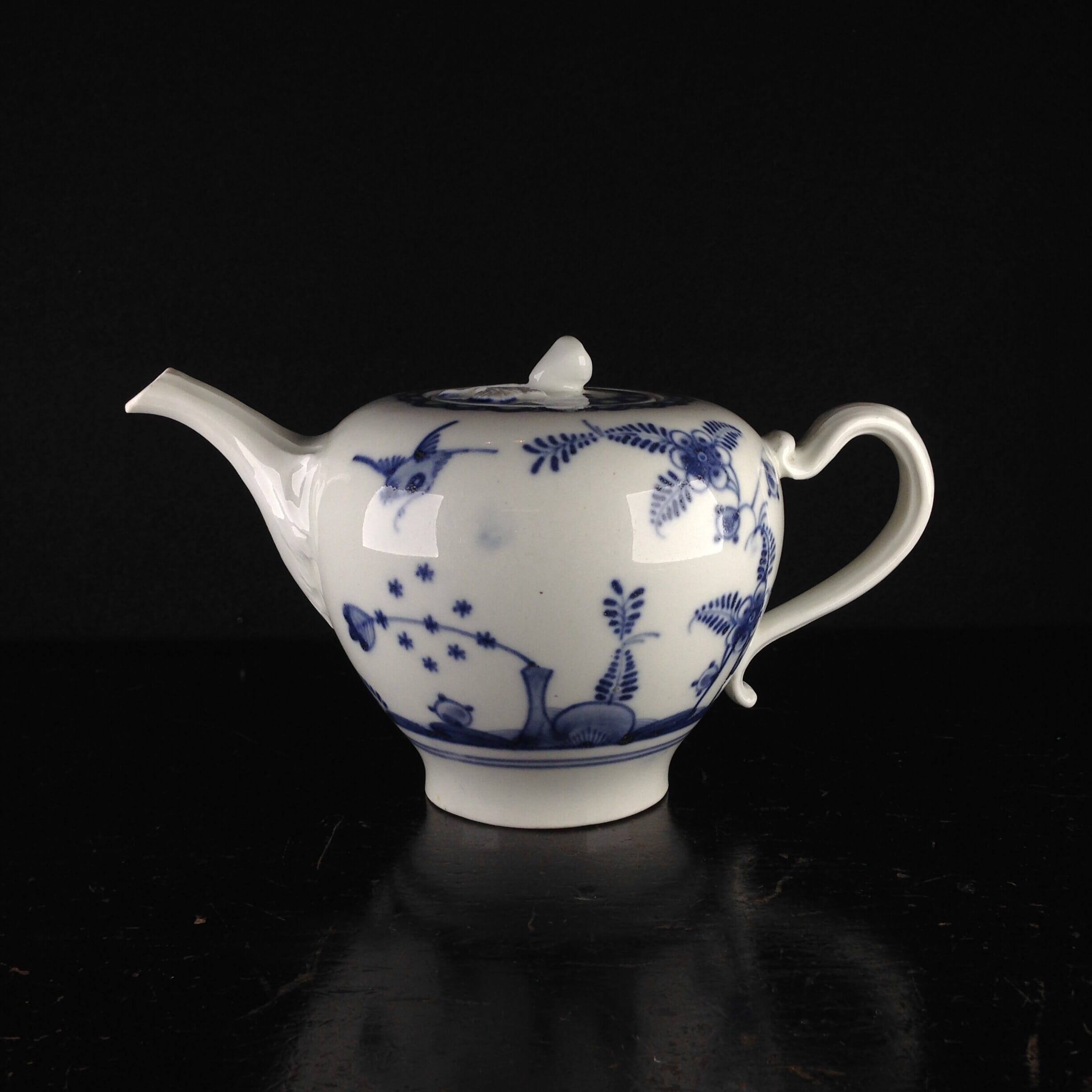 Vienna teapot, underglaze fels-und-vogel pattern, c.1760 -0