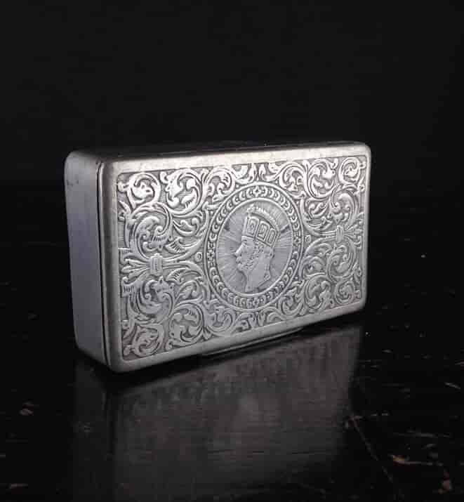 Pewter snuff box, monarch profile, 19th century -0