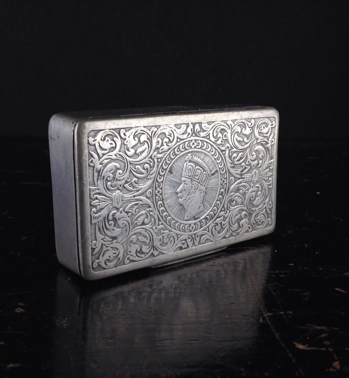 Pewter snuff box, monarch profile, 19th century -0