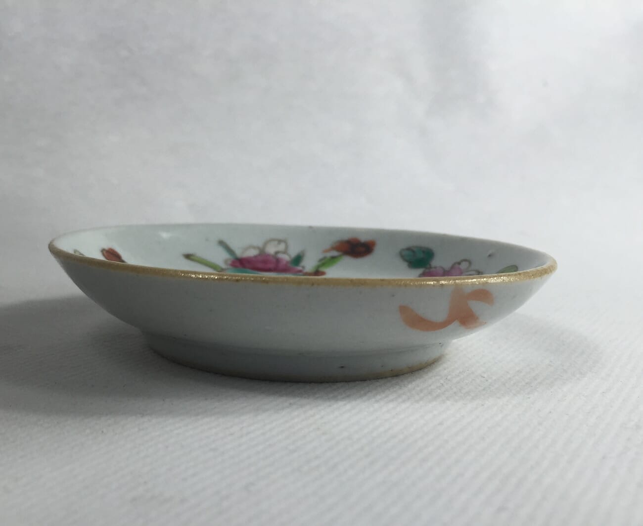 Small Cantonese porcelain dish, c. 1900-13331
