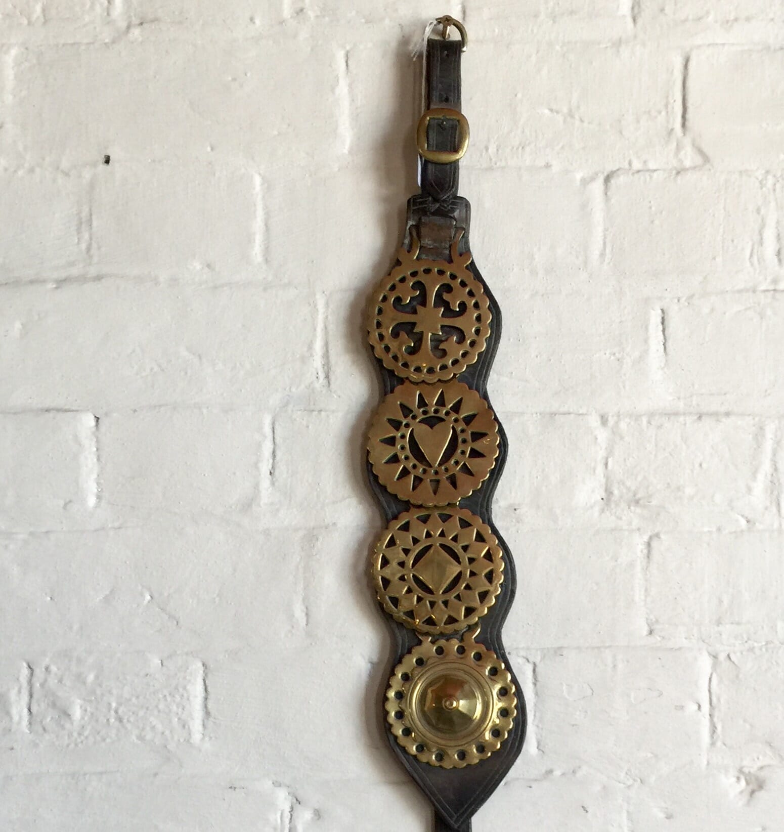 Victorian horse brass, large mount & a buckle, 19th century-0
