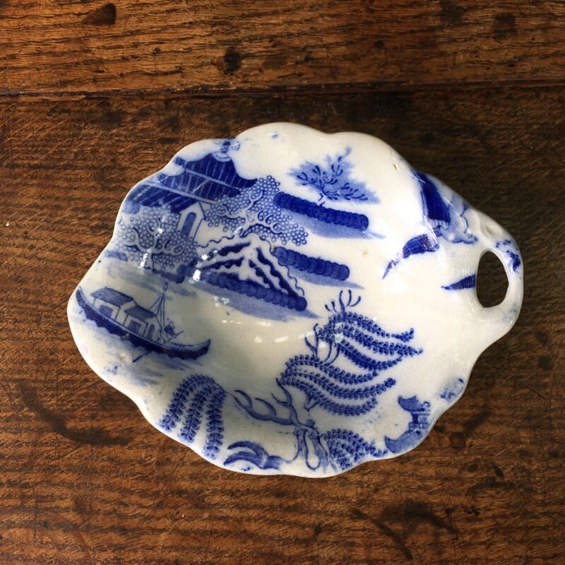 Willow pattern leaf form dish, mid-19th century -0