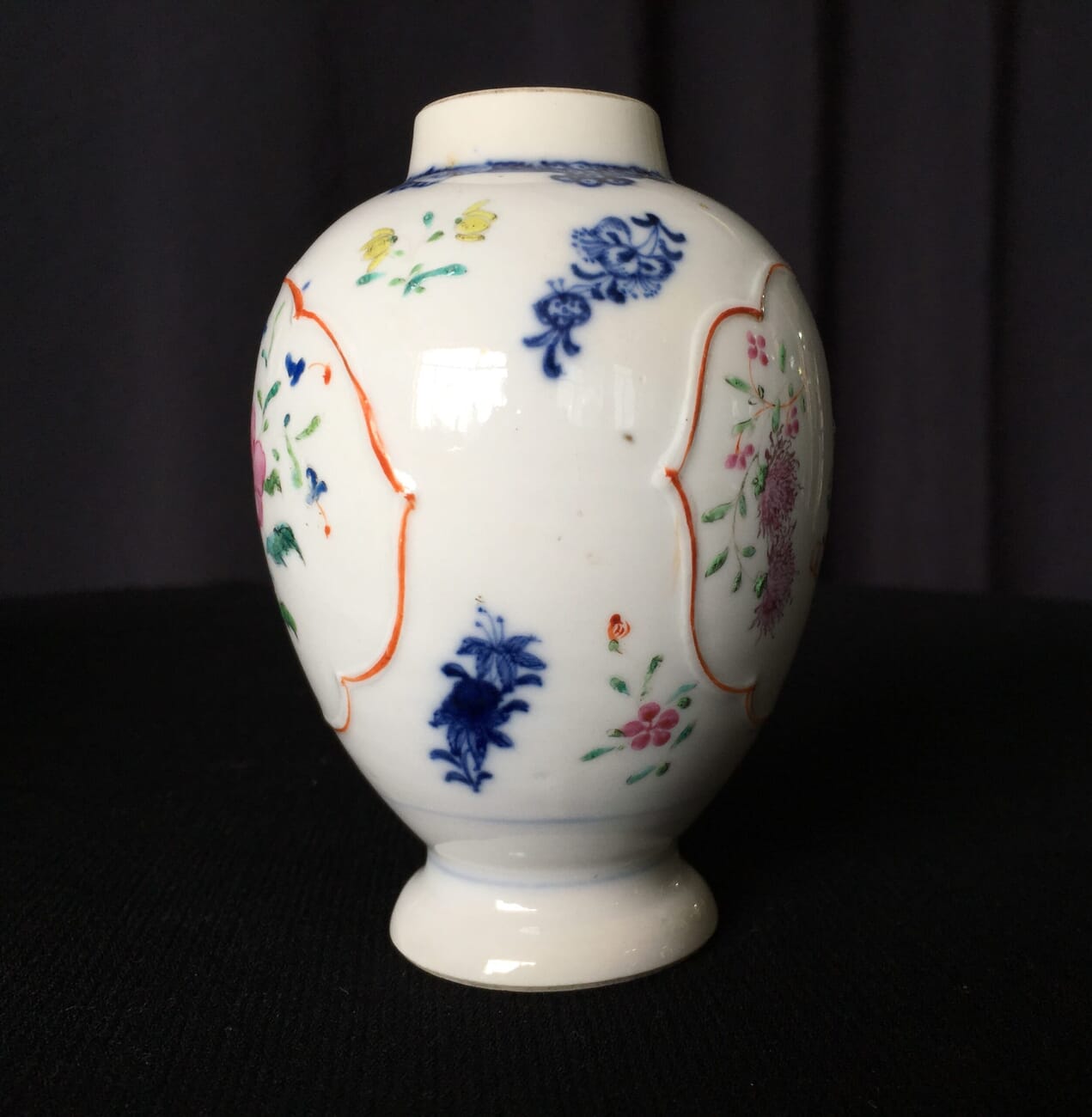 Chinese Export tea canister, egg shape with raised cartouche, c. 1760-18290