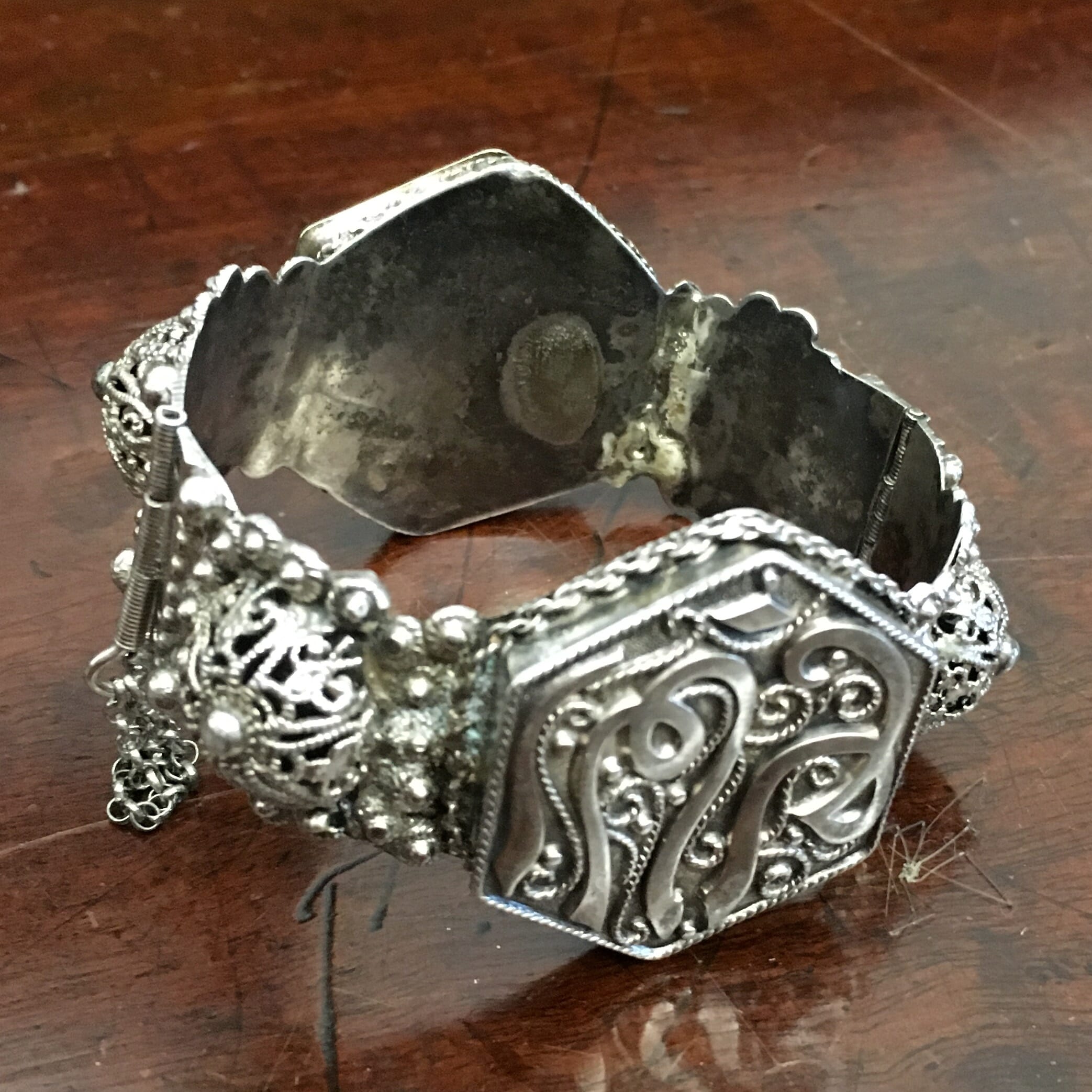 Damascus silver bracelet with fine fret work and Islamic inscriptions, 19th C. -0