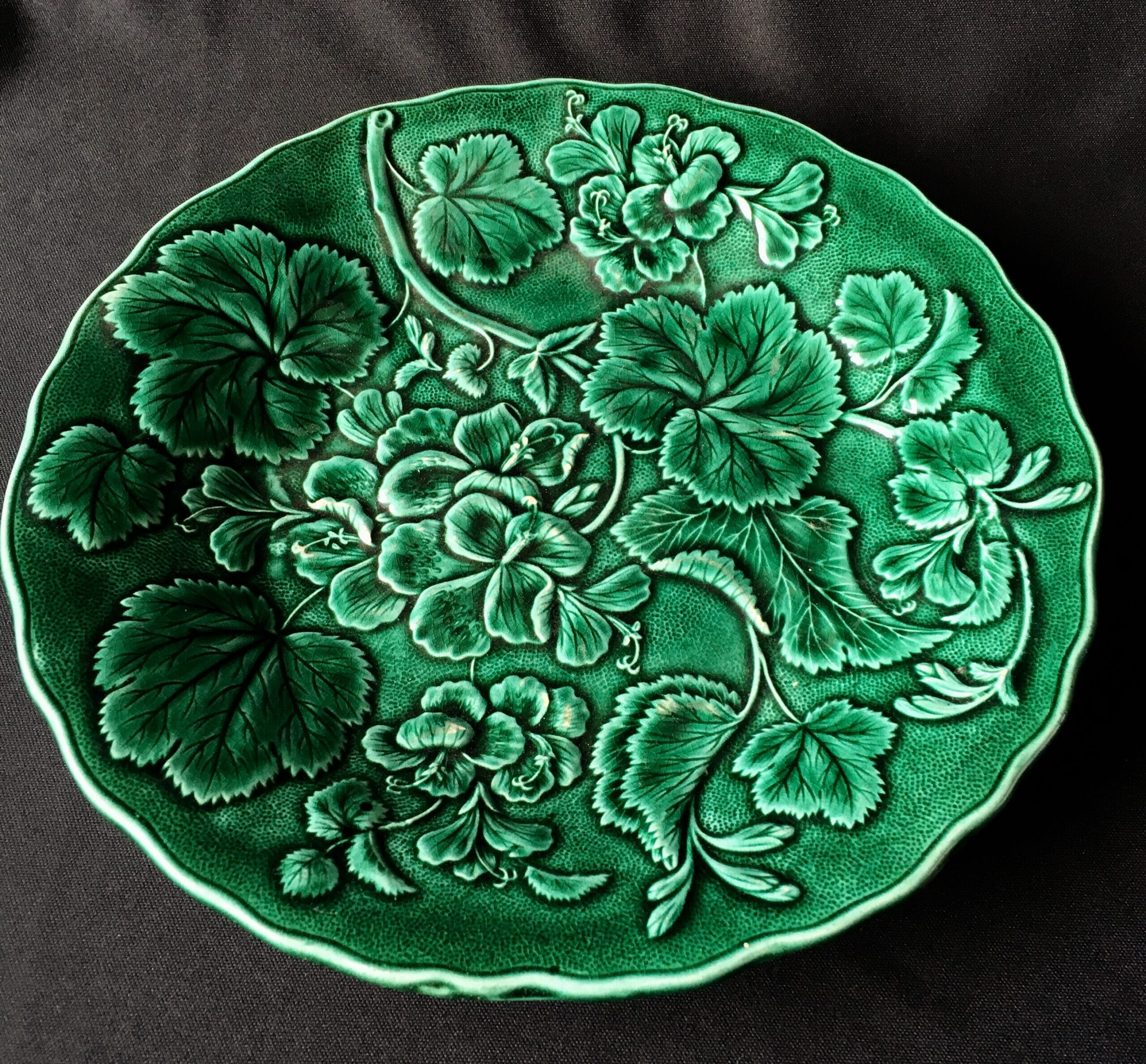 English green majolica plate moulded with Pelargoniums, 19th century -0