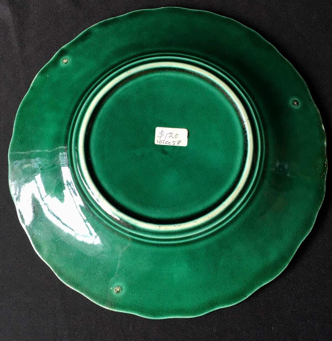 English Green majolica plate moulded with Pelargoniums, 19th century -21368