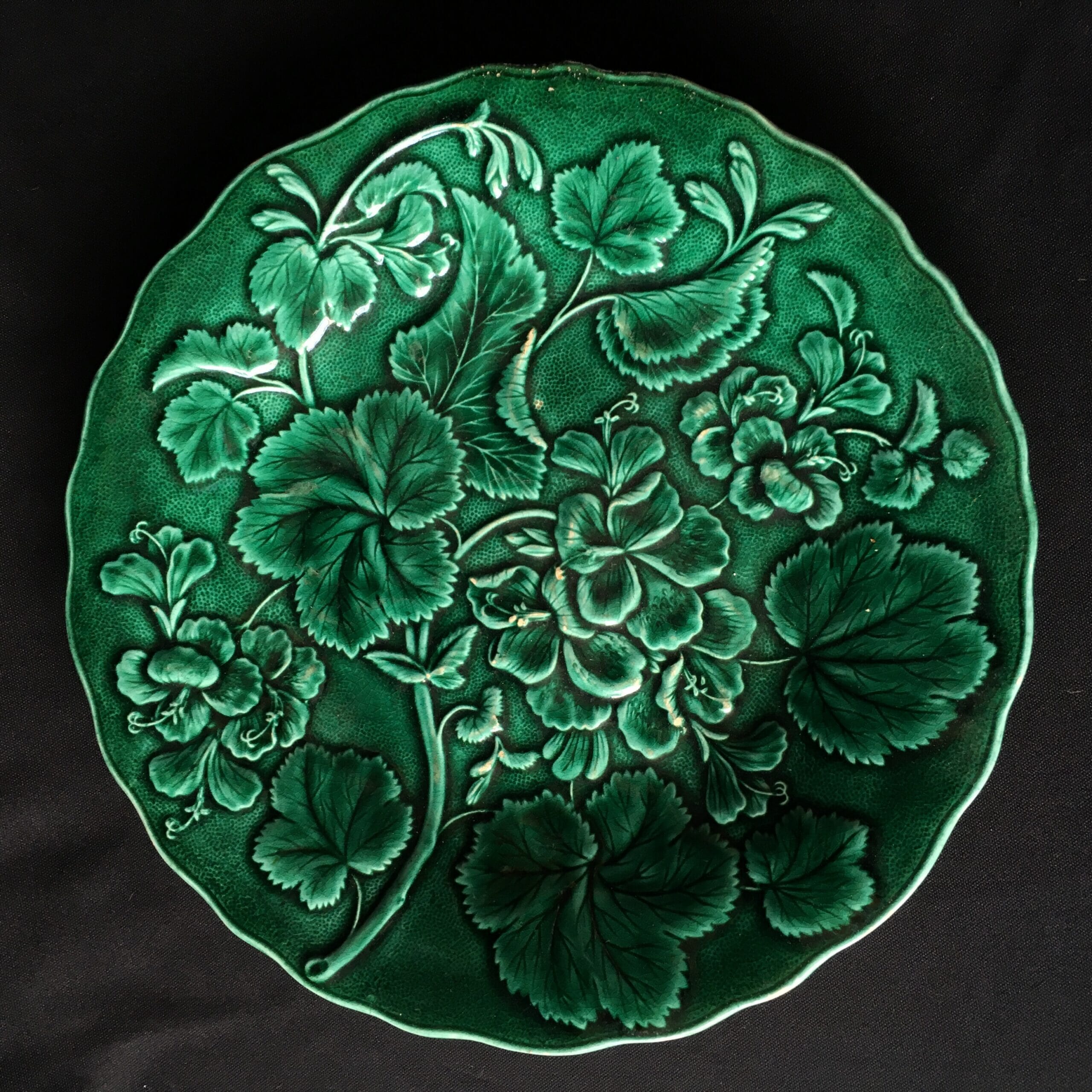 English Green majolica plate moulded with Pelargoniums, 19th century -0