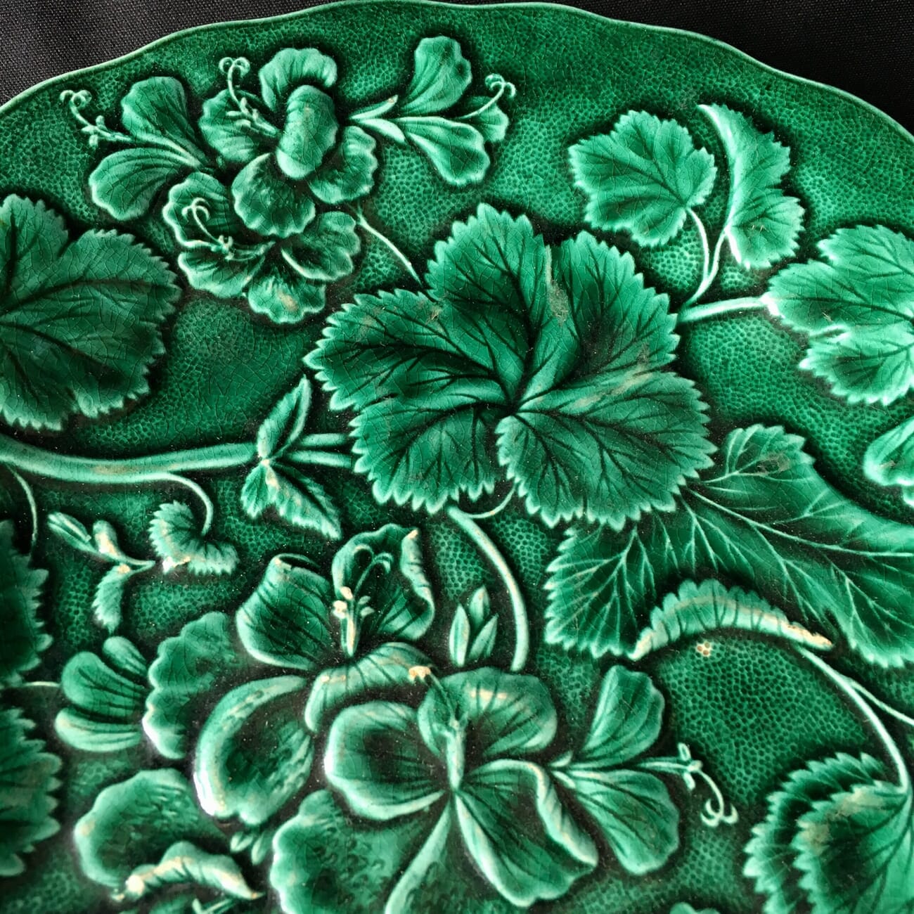 English Green majolica plate moulded with Pelargoniums, 19th century -21369