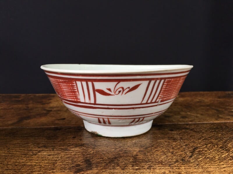 Chinese Swatow Ware bowl, red hatched border, Ming Dynasty 17th century-0