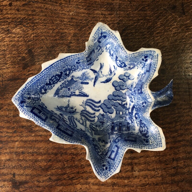 Staffordshire pottery Willow Pattern leaf form pickle, c.1860.-0