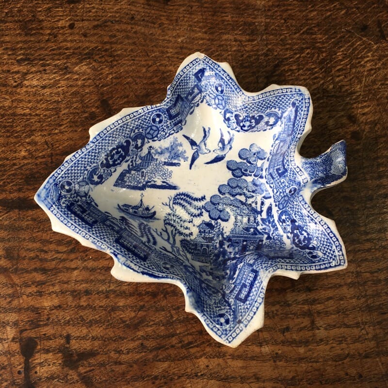 English pottery Willow Pattern pickle dish, c. 1860 -0