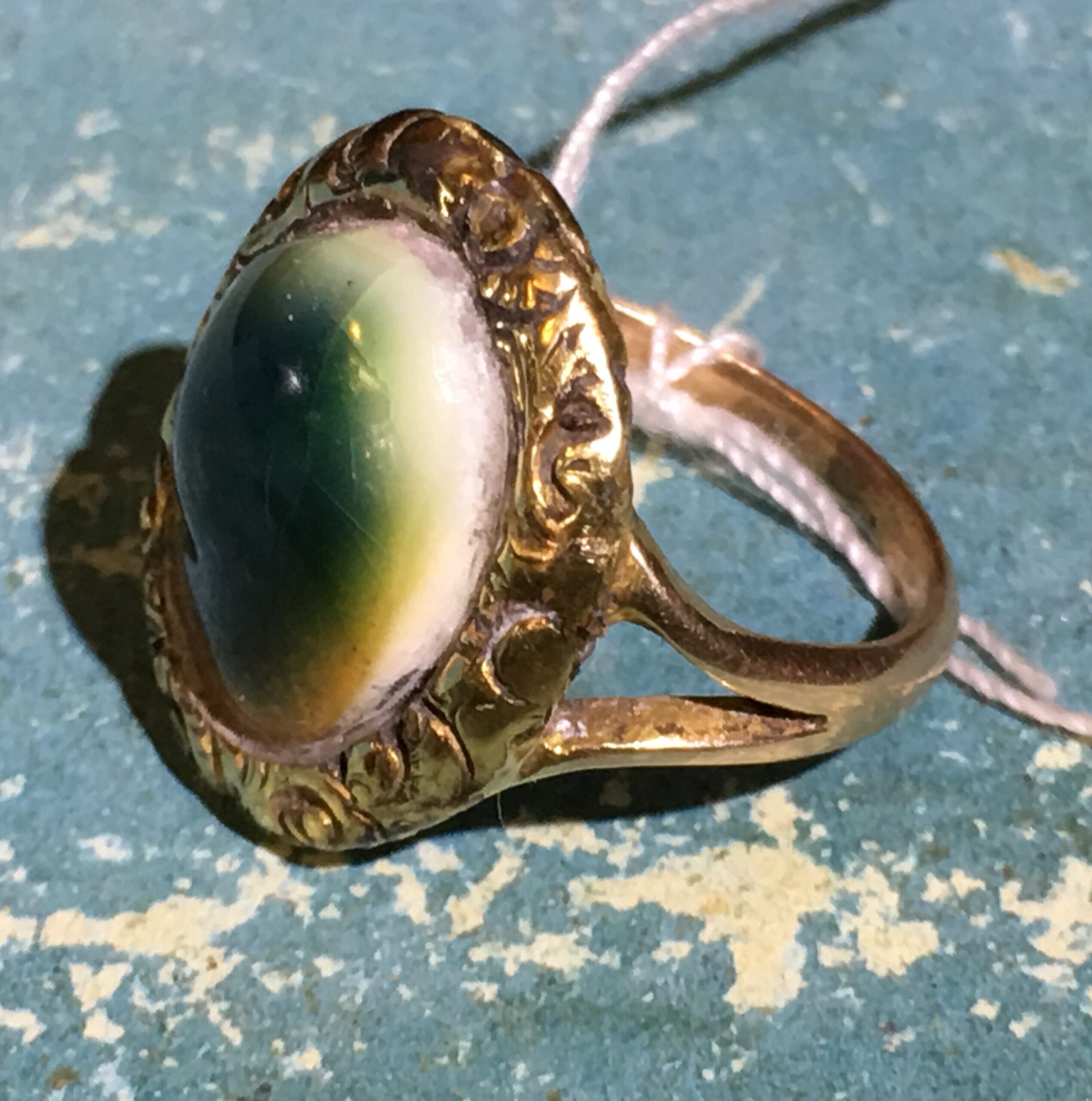 Georgian gold ring set with a cats eye, early 19th century -0
