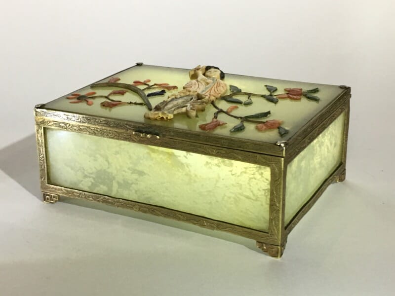 Chinese jade box with ivory, red coral, lapis & tortoiseshell figure of a lady, Qing dynasty, 19th century-0