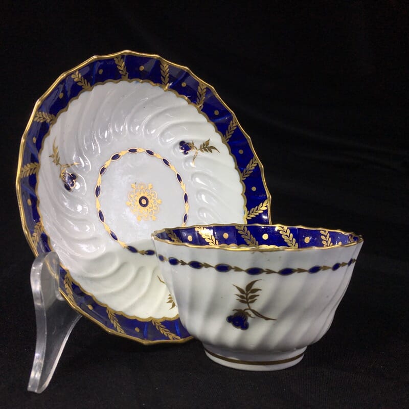 Flight Worcester teabowl & saucer, gilt & blue pattern, c. 1795-0