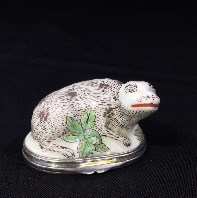 Saint Cloud snuff box, an Otter (?), with Chinoiserie lid, c. 1750 -0