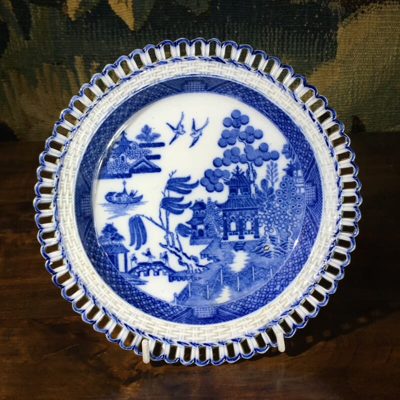 Spode basketweave rim plate, printed in blue 'Willow' pattern, c. 1810 -0