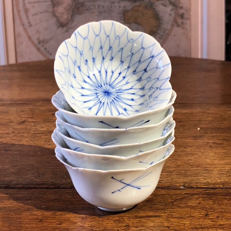 Japanese porcelain flowerhead form bowl, net pattern, c. 1910-0