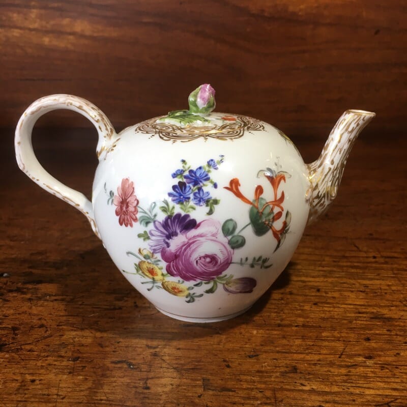 Meissen teapot, outside decorated with flowers, early 19th century -0