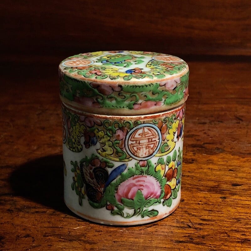 Small Chinese Cantonese porcelain covered pot, Rose Medallion, c. 1860 -0