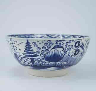 English pearlware bowl, Chinoiserie ’Boulder & fence’ pattern, c.1780