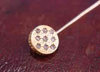French 18k gold stick pin with 9 diamonds on a patterned disc, c.1900