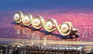 French 18k Gold twisted pipe brooch with 5 seed pearls, c.1910
