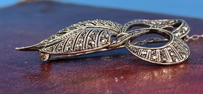 Broche Art Déco En Argent Avec Hématite Et Marcassite - épingle Vintage - Occasion
