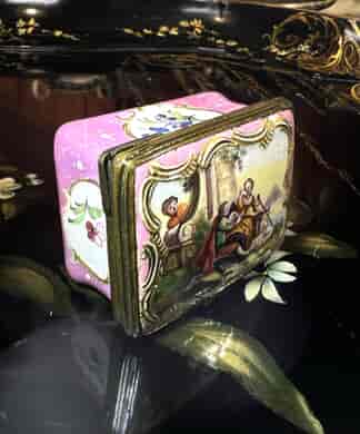 English enamel snuffbox, Rococo scene of courting couple, c. 1780
