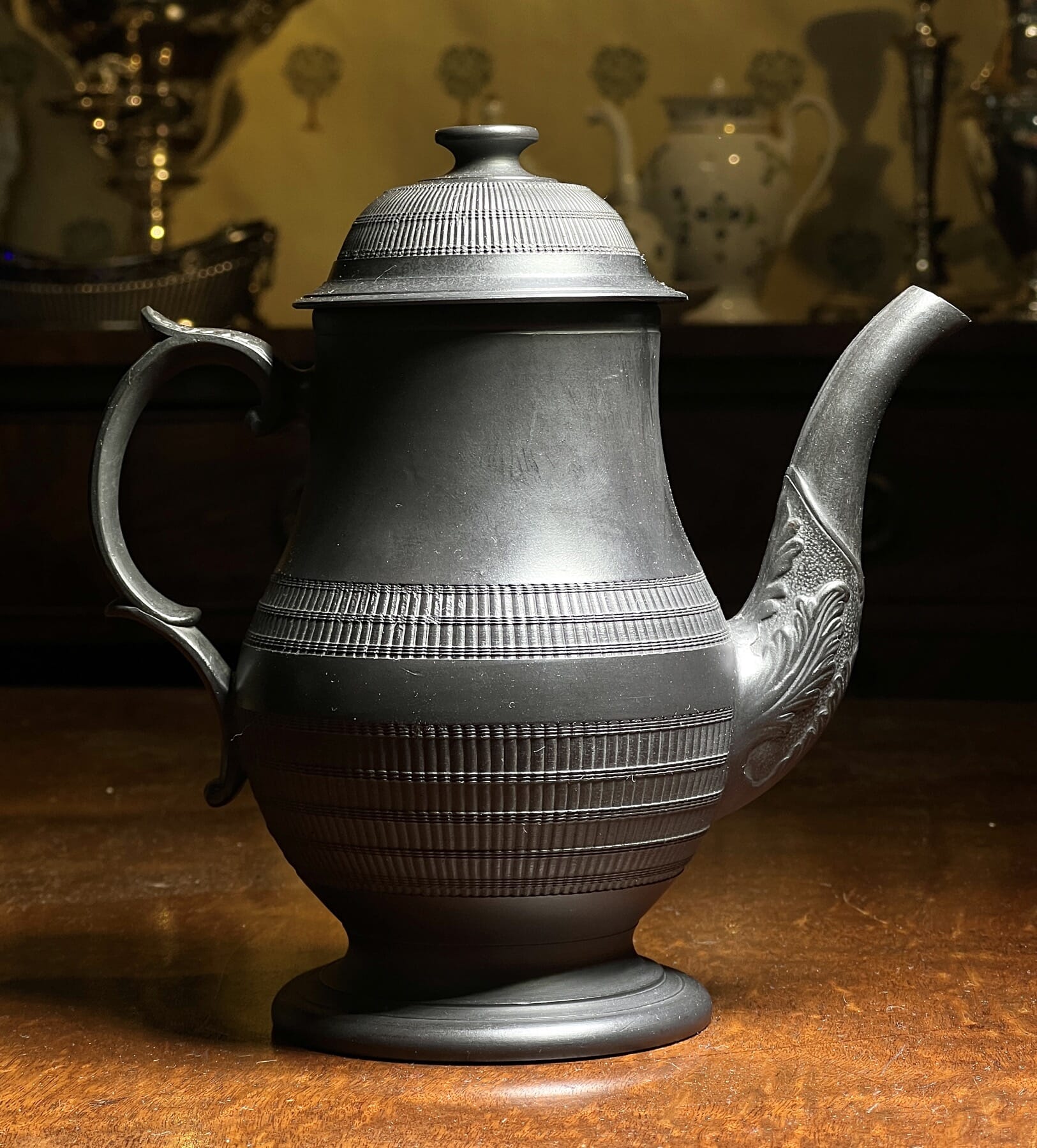 A WEDGWOOD BLACK BASALT LARGE TEA KETTLE AND COVER CIRCA 1790