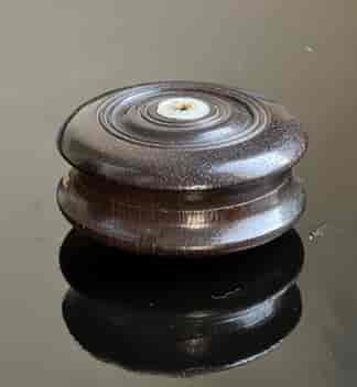 Treen turned snuff box with pearlshell insert, 19th c.