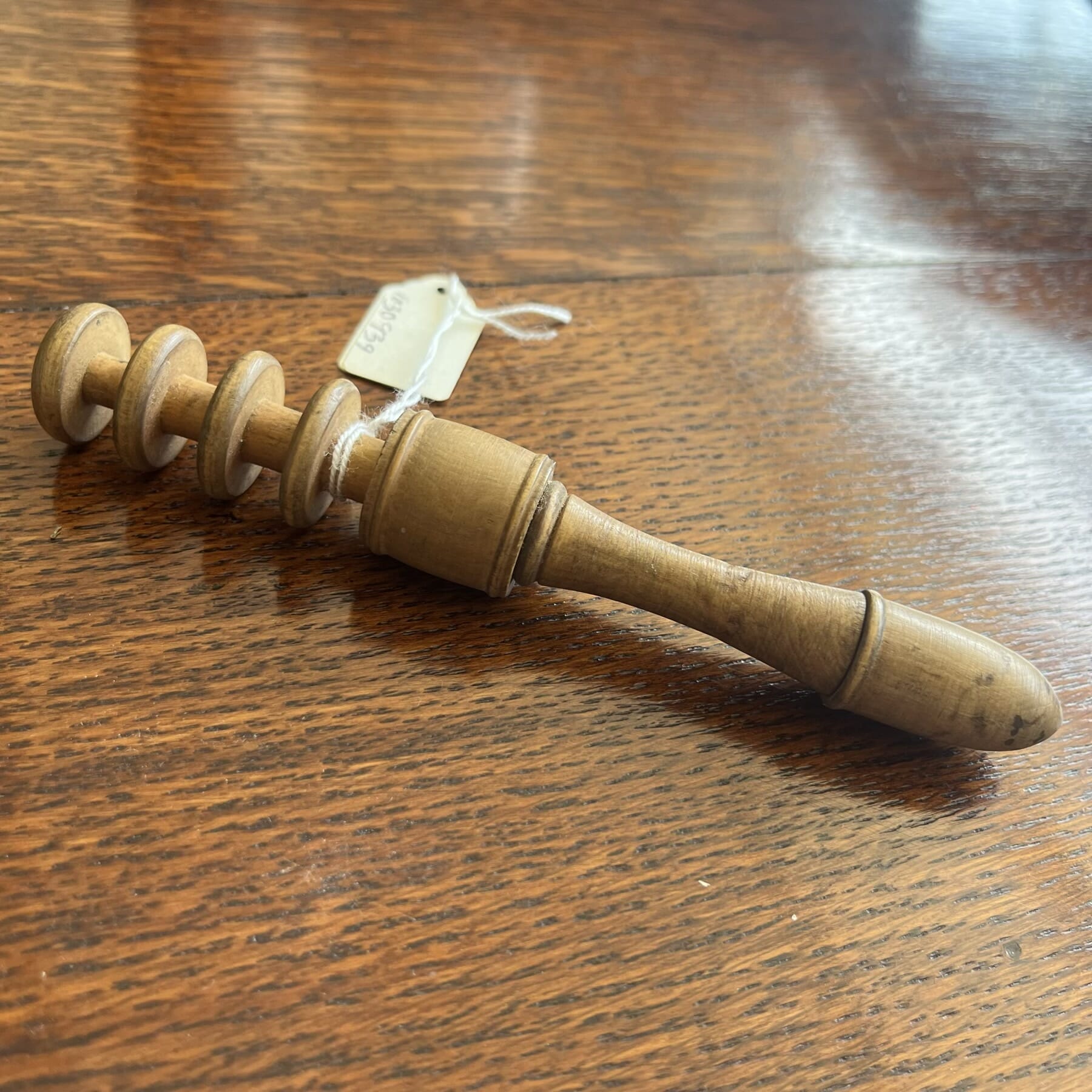 Treen sewing etui/ threadwinder