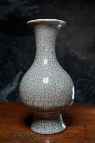 Chinese ge-type crackle glaze vase, 2-tone cracks, 18th century