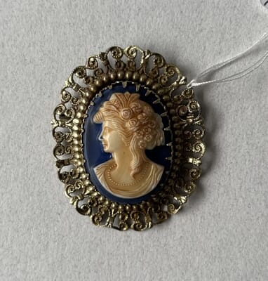 Cameo pin store antique