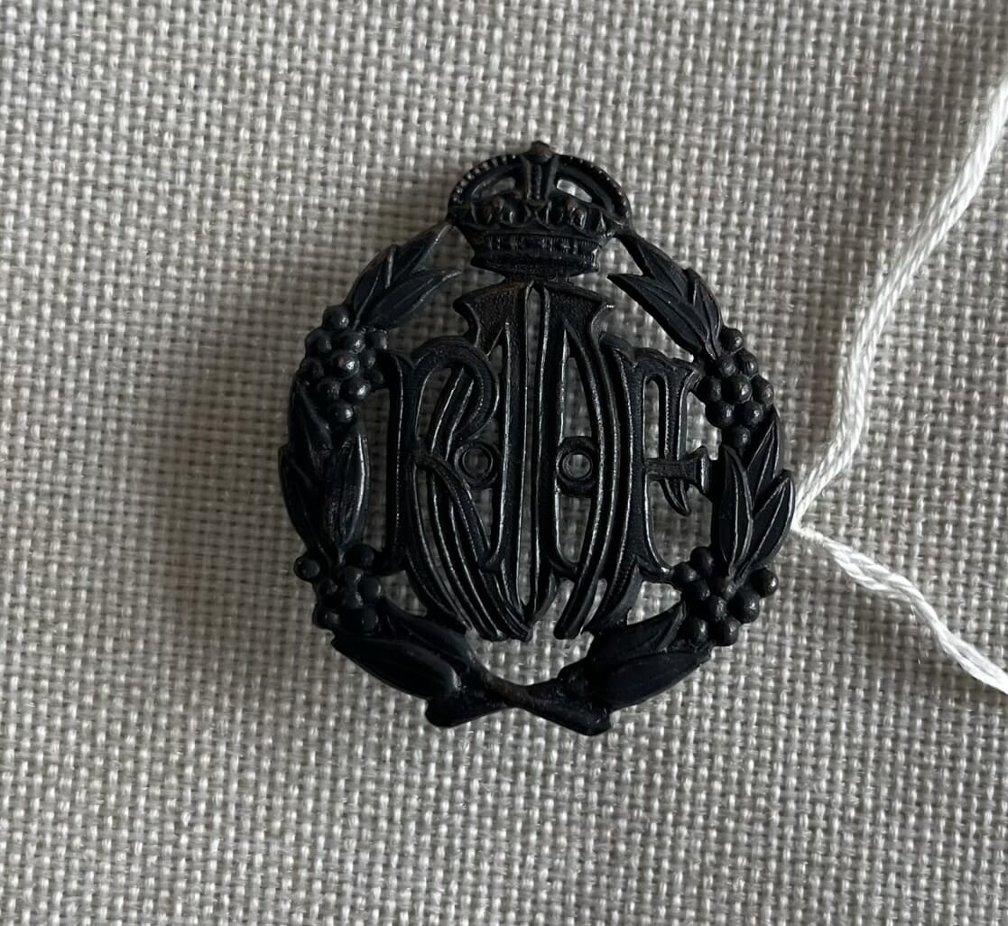 Royal Australian Air Force (RAAF) Cap Badge - King's Crown, WW2 era