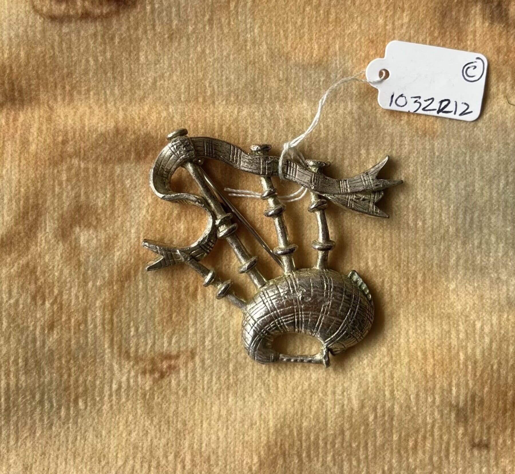 Bagpipe badge, silver toned cast metal, earlier 20th c.