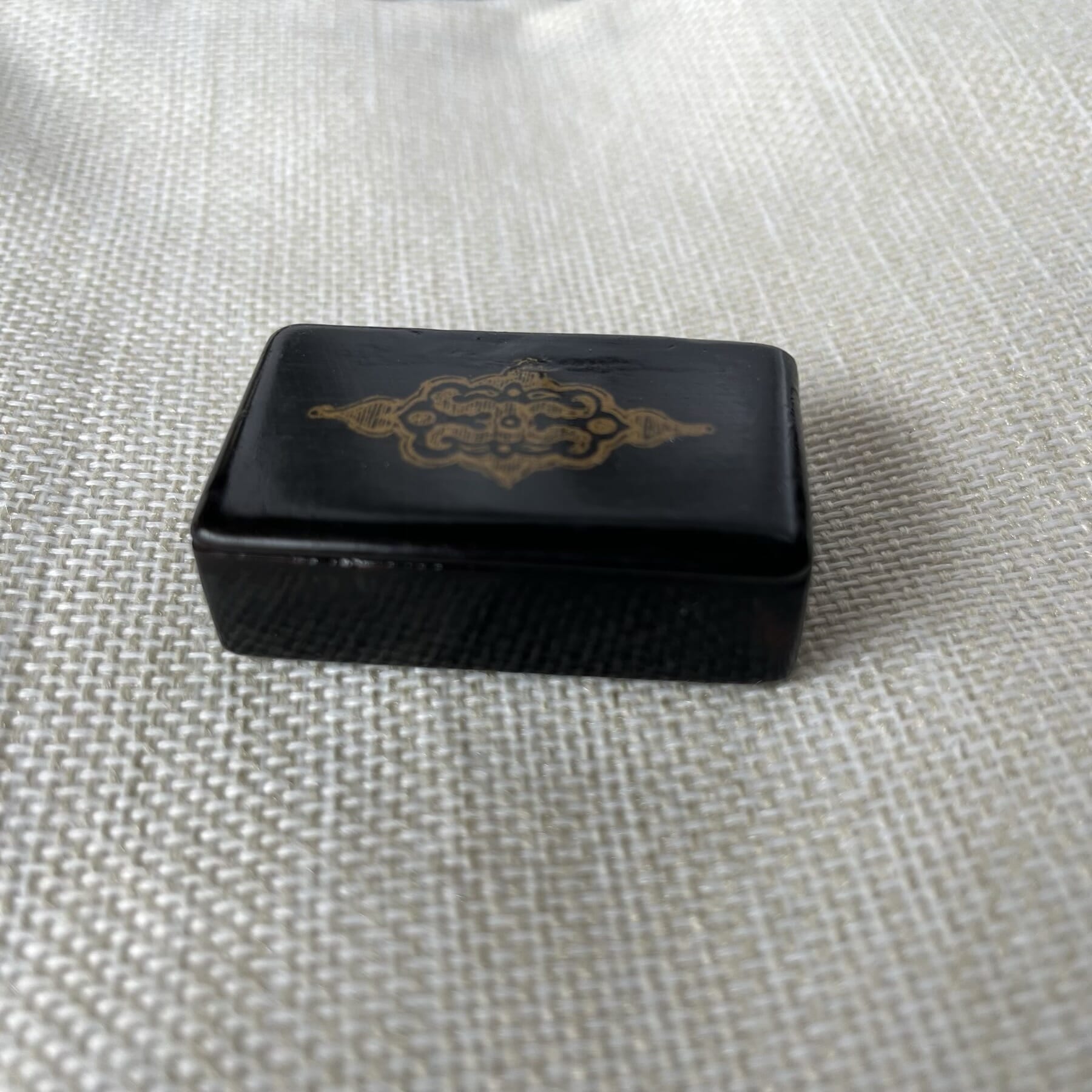 Small Victorian papier mache snuff box, gilt dec, c.1870