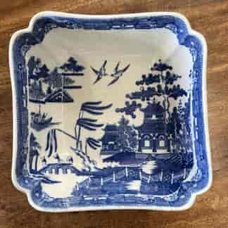 Spode pearlware salad bowl, 'Willow' pattern, c. 1810